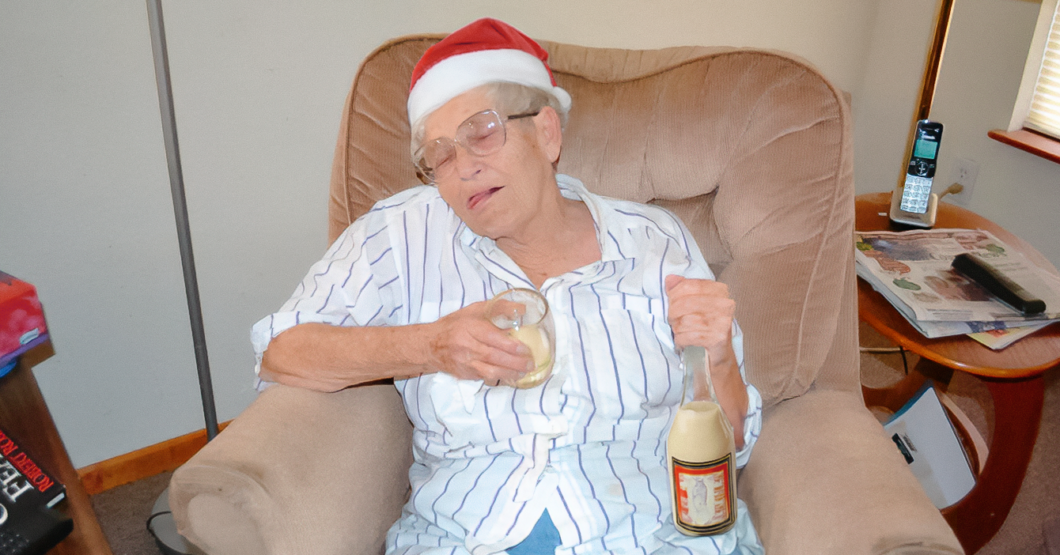 Insultar a toda la familia mientras se rasca con ponche crema: la tendencia de moda entre las abuelas