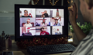 Jefe maldito hace fiesta de navidad de la empresa por Zoom