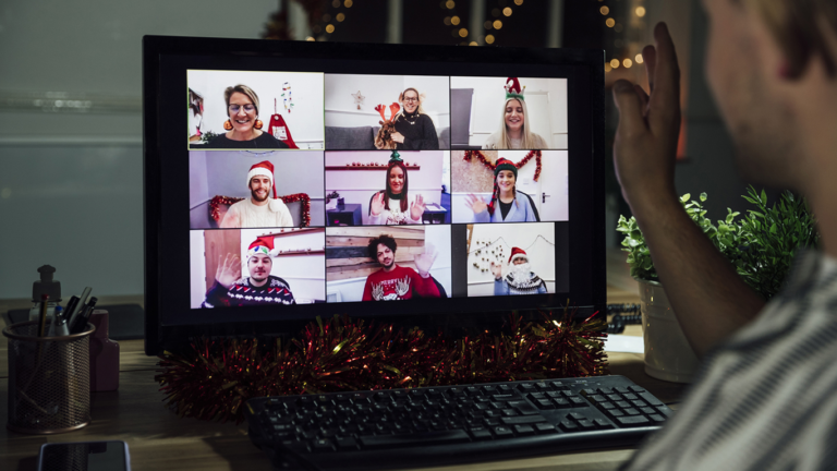 Jefe maldito hace fiesta de navidad de la empresa por Zoom