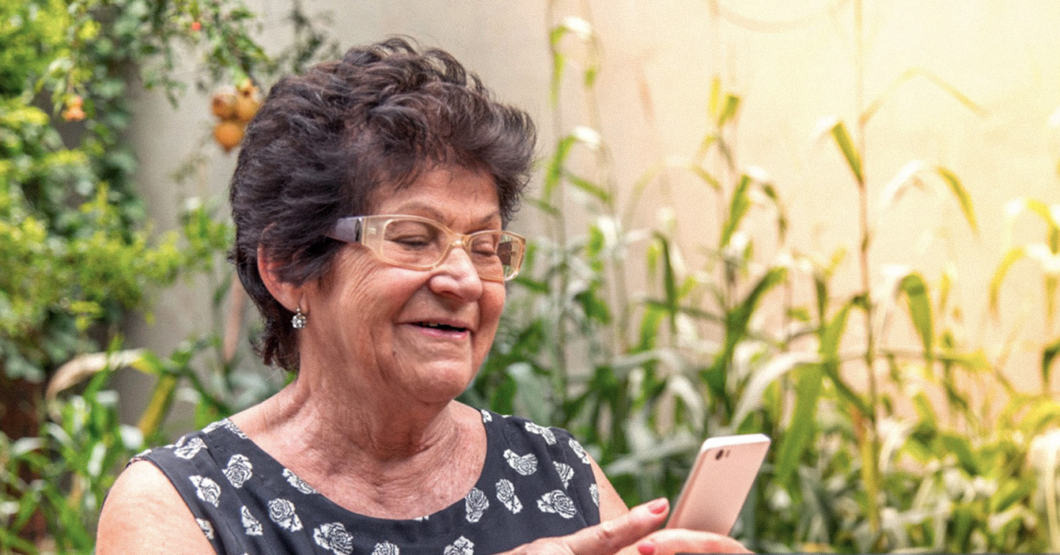 Señora que asegura tener la lista de Epstein en verdad solo está leyendo las celebridades más riquiquitas según La Patilla