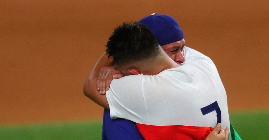 Pelotero respetuoso abraza a pitcher luego de batear un jonrón en el 9no inning