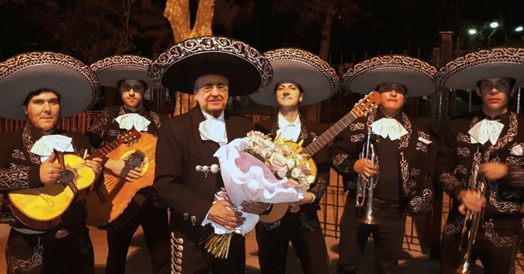 Florentino Pérez se aparece con mariachis afuera del apartamento de Mbappé