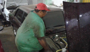 Mecánico cumple 10 años arreglando el mismo carro