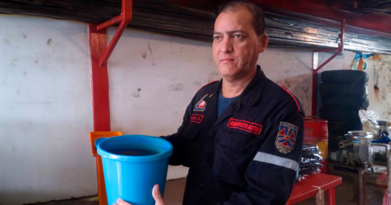 Bomberos combaten incendio en Maracay con tobos