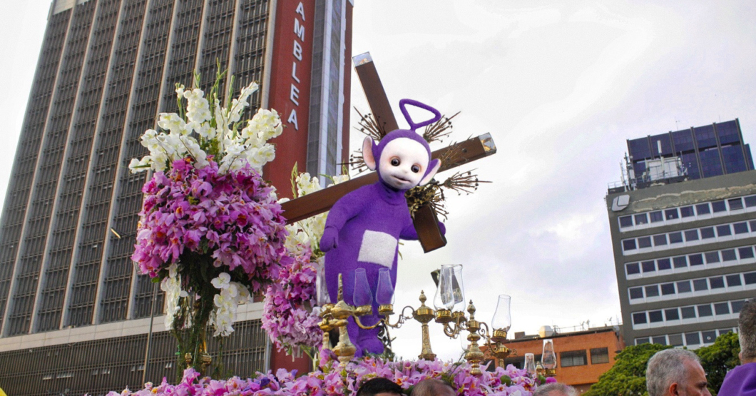 Señoras pasean a Tinky Winky por la Candelaria tras confundirlo con el Nazareno