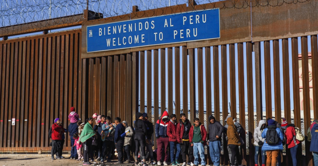 Estados Unidos pone letrero de "Bienvenidos a Perú" en su frontera para ahuyentar migrantes