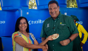 Alcalde hace 2 arepas para repartir a comunidades más necesitadas