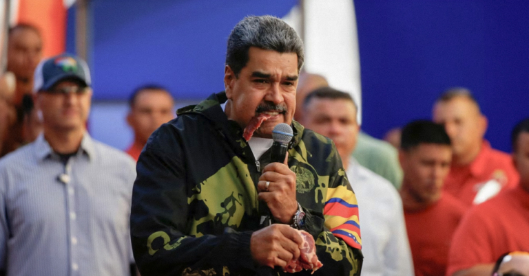 Para aumentar popularidad, Maduro aparece comiendo carne cruda y haciendo media paralela