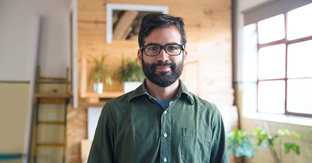 Estudio confirma que todos los hombres con barba y lentes son la misma persona