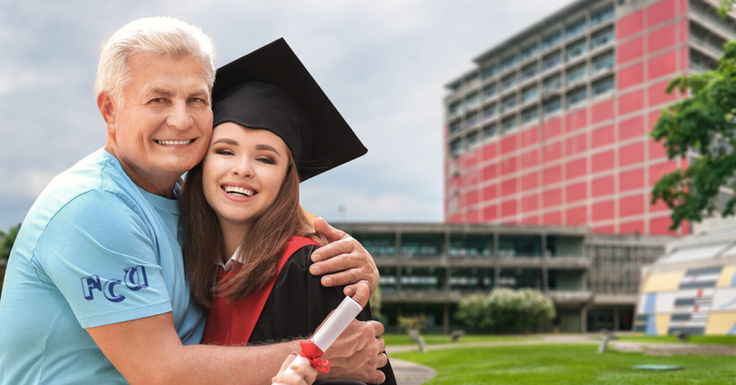 Dirigente estudiantil celebra que su nieta ya se graduó de su segunda carrera