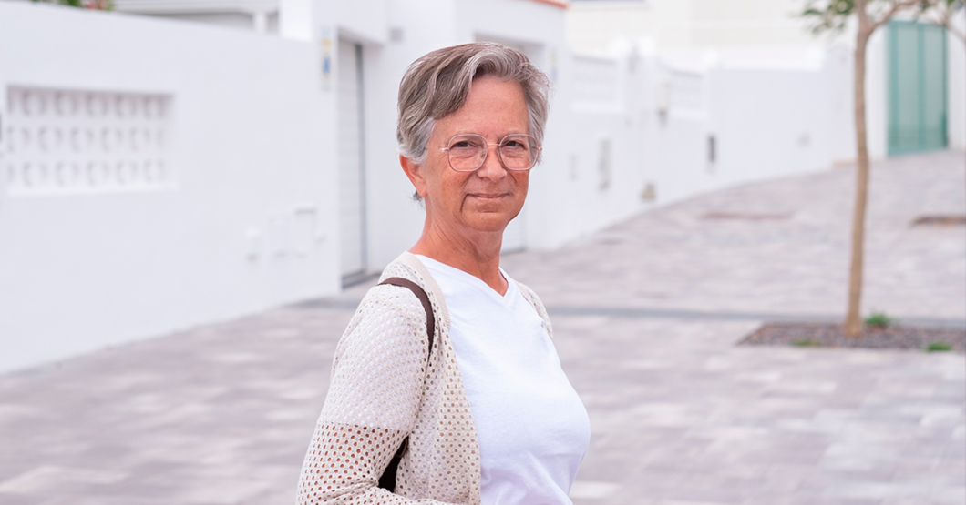 ¿Maldita? Señora que camina lento de paso lo hace por todo el medio