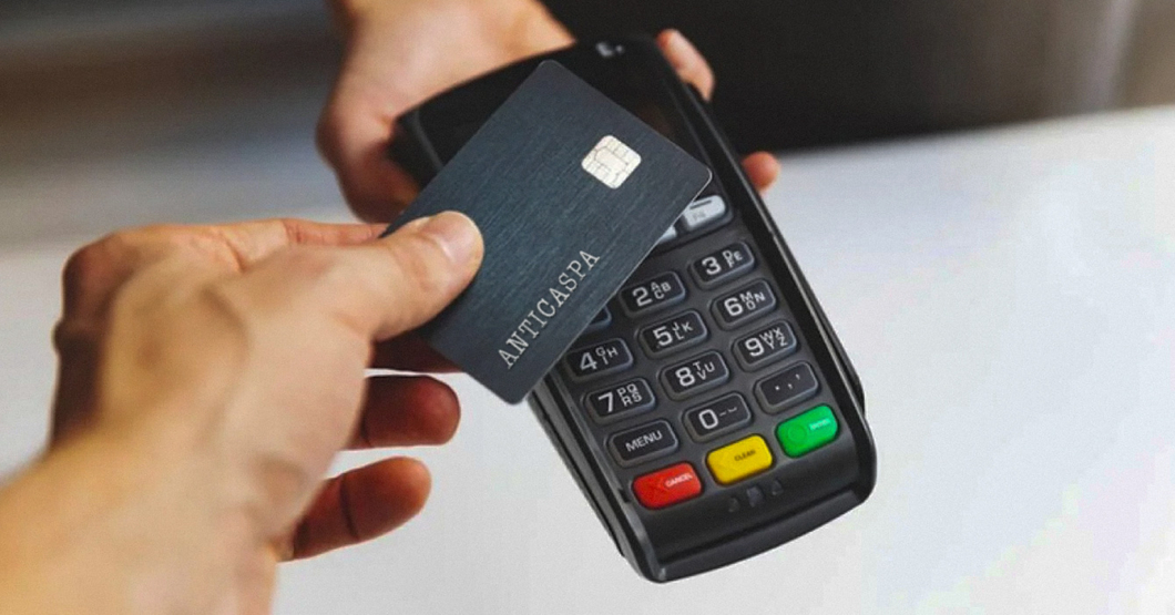 Banco lanza tarjeta anti caspa para cuidar el pelo de las cajeras
