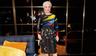 Carolina Herrera denuncia que le plagiaron las franelas tricolor manga larga sublimadas