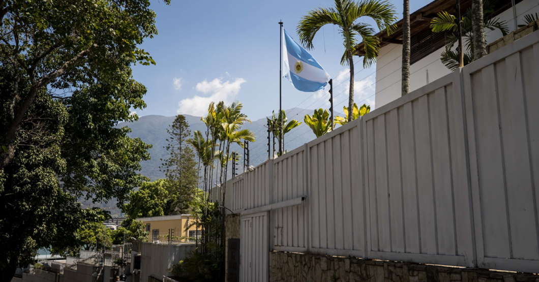 INCREÍBLE: Llega un equipo de rescate internacional a extraer refugiados en Caracas antes que el agua en Caracas
