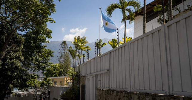 INCREÍBLE: Llega un equipo de rescate internacional a extraer refugiados en Caracas antes que el agua en Caracas