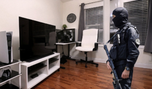 Agente del Sebin decomisa peligrosa Play 5 de apartamento de opositor