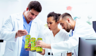 Científicos logran descifrar la teoría cuántica del universo tras beberse par de latas de Caroreña Verano Mojito