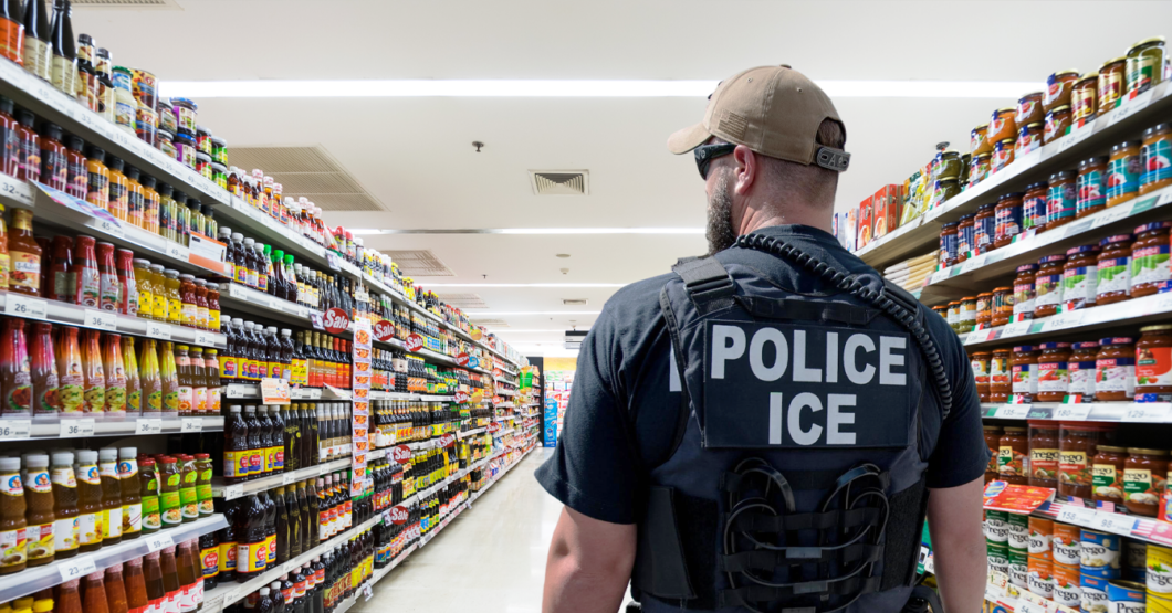 Agentes de ICE custodian pasillo de los condimentos porque por ahí solo pasan latinos