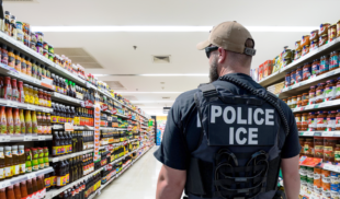 Agentes de ICE custodian pasillo de los condimentos porque por ahí solo pasan latinos