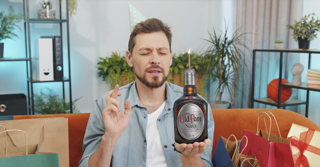 Chamo cumple 25 y automáticamente cambia el ron por whisky para evitar la resaca