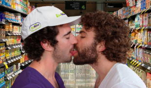 Negocio ofrece beso con lengua a clientes que paguen en dólares