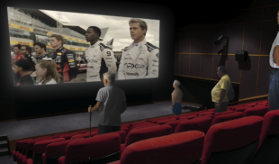 Cine estrena función sin asientos para que papás puedan ver película de F1 de pie
