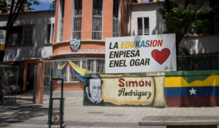 Ministerio de Educación elimina a todos los profesores porque la educación debe venir del hogar