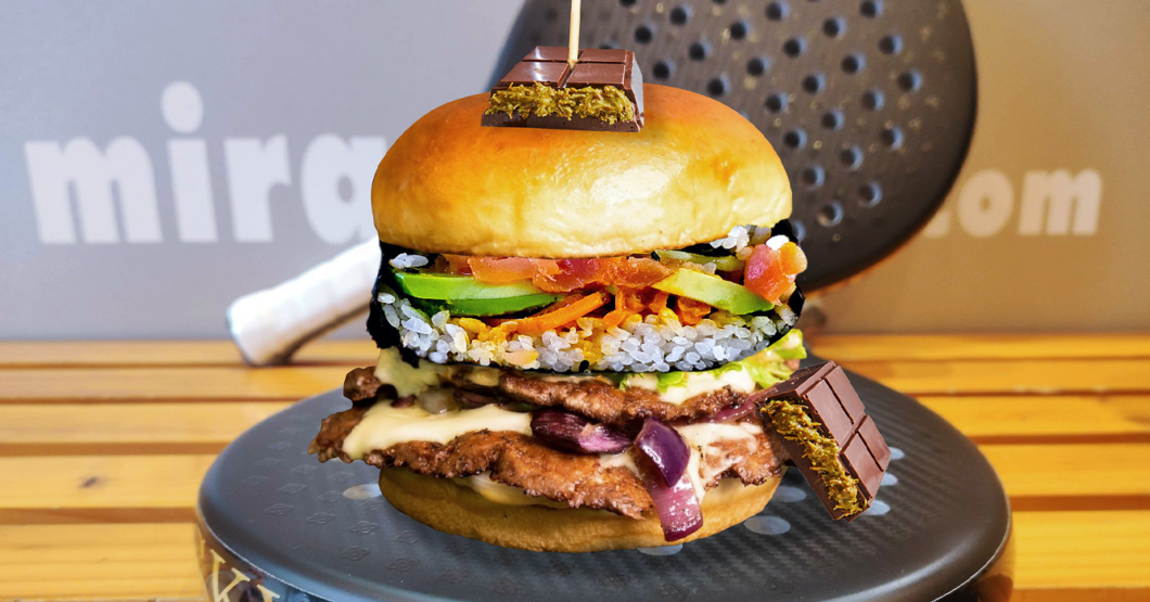 Restaurante caraqueño estrena su nueva hamburguesa de sushi trufado con chocolate Dubai emplatado en pala de pádel