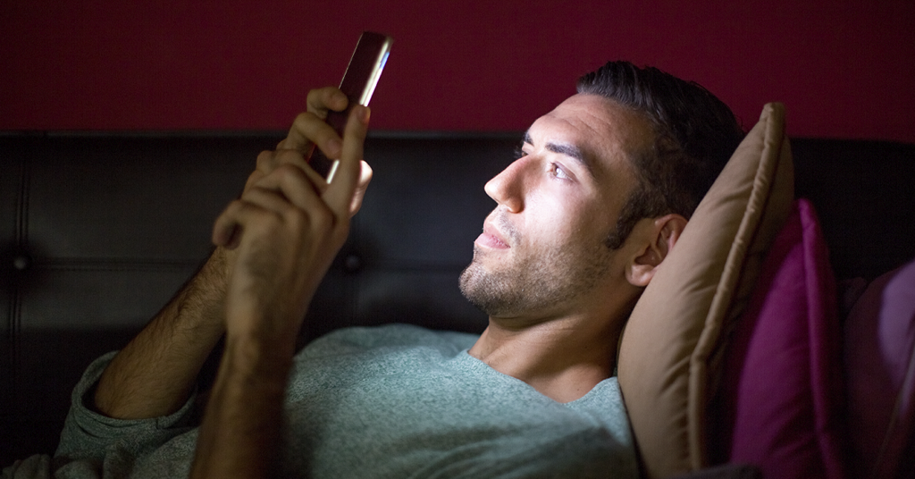 Joven que descargó juego en el teléfono lleva 3 días viendo una publicidad
