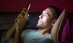 Joven que descargó juego en el teléfono lleva 3 días viendo una publicidad