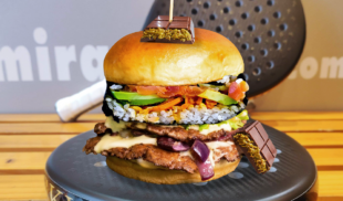 Restaurante caraqueño estrena su nueva hamburguesa de sushi trufado con chocolate Dubai emplatado en pala de pádel