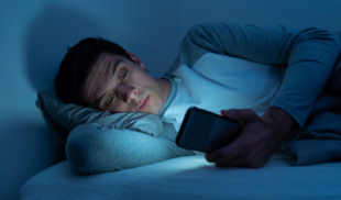 Joven que le da pereza poner película que dura dos horas igual la ve en Tiktok en 47 partes