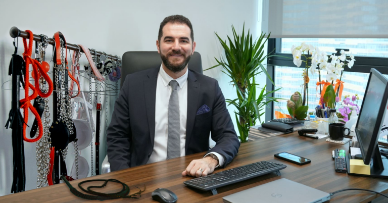 Empresa busca candidato menor de 25, con 30 años de experiencia, 7 maestrías y dispuesto a cobrar $20 semanales