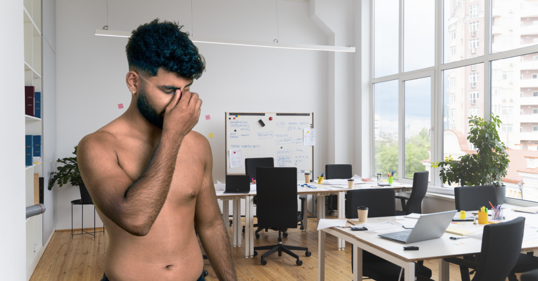 Se negó a ponerse la camiseta por la empresa y lo botaron por nudista
