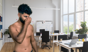 Se negó a ponerse la camiseta por la empresa y lo botaron por nudista