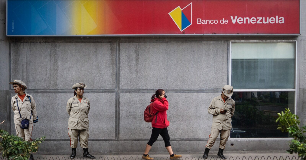 Milicianos le hacen frente a EE.UU organizando cola de la pensión táctica
