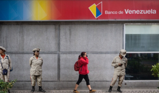 Milicianos le hacen frente a EE.UU organizando cola de la pensión táctica