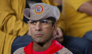 Capriles se enlista en la Milicia Bolivariana