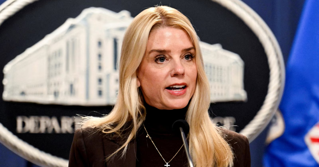 Estados Unidos ofrece recompensa de 50 millones de dólares por la cabeza del gobierno al que le compra petróleo