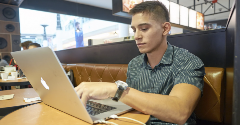 Chamo con MacBook siente incesante necesidad de salir a utilizarla en la calle