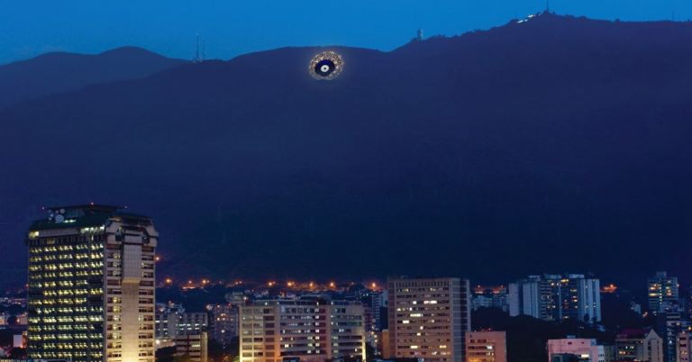 Instalan ojo turco gigante en el Ávila para ver si por fin pasa algo bueno