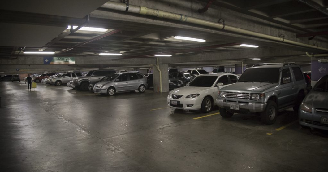 Precios de estacionamiento obligan parejas a cenar, ver películas y hacer el amor en el carro