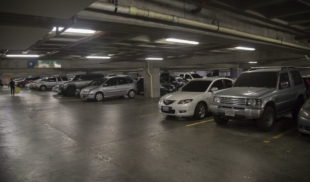 Precios de estacionamiento obligan parejas a cenar, ver películas y hacer el amor en el carro
