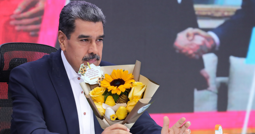 Para aliviar tensiones, Maduro le envía ramo de flores amarillas a Trump