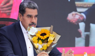 Para aliviar tensiones, Maduro le envía ramo de flores amarillas a Trump