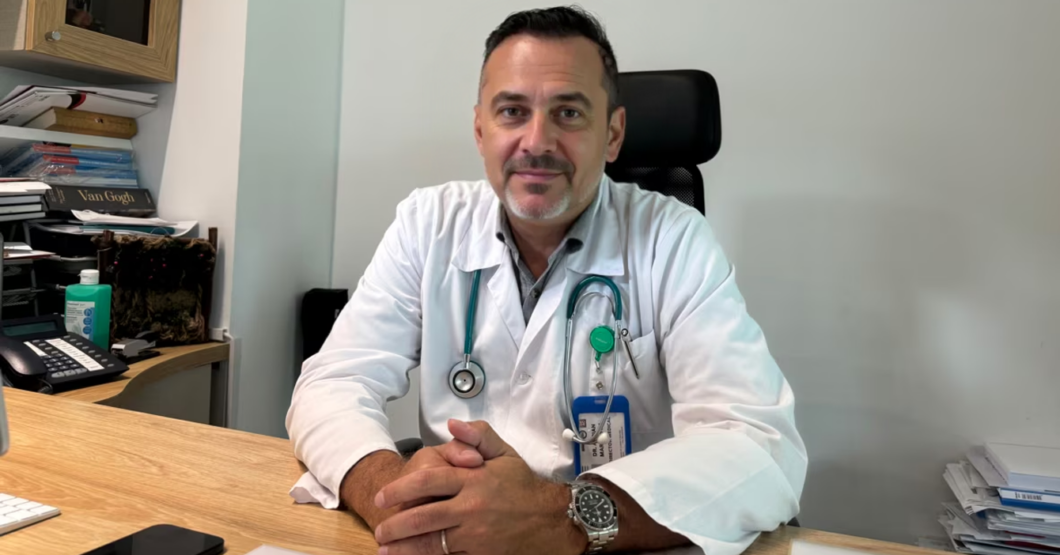 Colegio de Médicos expulsa a doctor que llegó puntual a la consulta