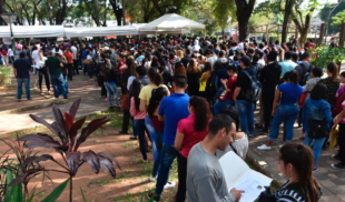 Reportan enormes filas en Caracas para pelar bolas