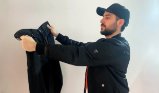 Joven sube edad de jubilación de pantalón negro a 15 años
