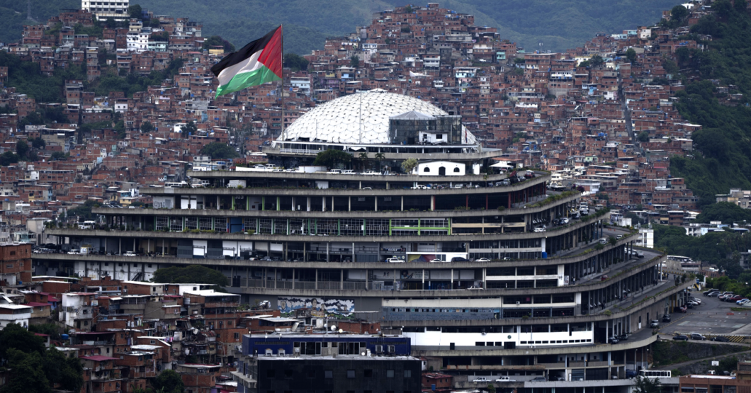 Ponen bandera de Palestina en el Helicoide a ver si Petro por fin lo denuncia