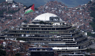 Ponen bandera de Palestina en el Helicoide a ver si Petro por fin lo denuncia